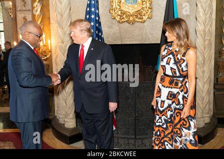 Präsident Donald J. Trump begrüßt Premierminister Hubert Minnis vom Commonwealth der Bahamas Freitag, 22. März 2019, zu einem Treffen der karibischen Führer in Mar-a-Lago in Palm Beach, Florida. Präsident Trump und First Lady Melania Trump treffen sich mit karibischen Führern Stockfoto