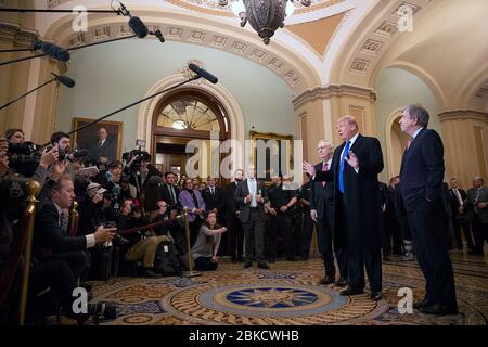 Präsident Donald J. Trump, zusammen mit dem Mehrheitsführer des Senats Mitch McConnell und Senator Roy Blunt, R-MO., spricht mit Reportern, bevor er am Dienstag, den 26. März 2019, an einem republikanischen Mittagessen im Senat im US-Kapitol in Washington, D.C. teilnimmt. Präsident Trump besucht das Kapitol der Vereinigten Staaten Stockfoto