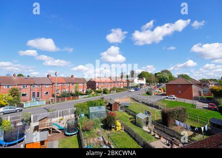 Reihenhäuser & Gärten mit Blick auf Wakefield Road in Shillington Stockfoto