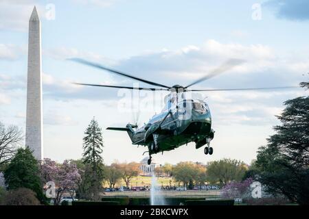 Marine One, der offizielle Hubschrauber des US-Präsidenten, landet auf dem Südrasen des Weißen Hauses in Washington, D.C. und markiert die Ankunft des Präsidenten der Vereinigten Staaten. Stockfoto