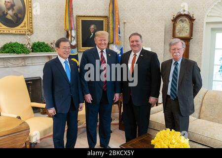 Präsident Donald J. Trump und Präsident Moon Jae-in von der Republik Korea posieren für ein Foto mit Außenminister Mike Pompeo und dem Botschafter des Nationalen Sicherheitsberaters John Bolton am Donnerstag, 11. April 2019, im Oval Office des Weißen Hauses. Präsident Trump trifft Präsident Moon Jae-in von der Republik Korea Stockfoto