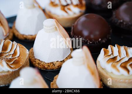 Foto von Wüstenstücken und kleinen Tartlets Stockfoto