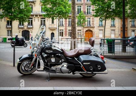 Harley Davidson Motorrad auf einer Straße in Paris geparkt Stockfoto