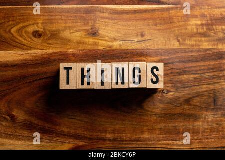 Text der Dinge aus Holzwürfel auf Holzhintergrund. Stockfoto