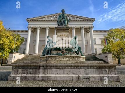 Janos Arany Monument vor der Fassade des Ungarischen Nationalmuseums in Budapest Stockfoto