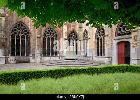 Innenhof der Basilika des Heiligen Servatius mit großer Glocke in Maastricht, Niederlande. Stockfoto