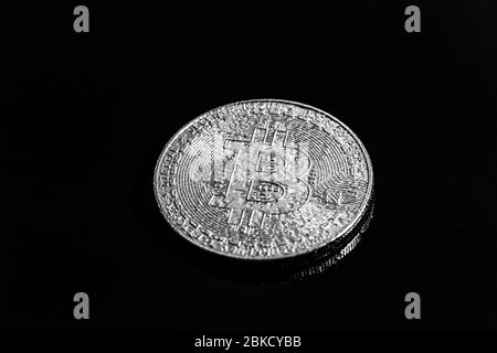 Bitcoin auf schwarzem Hintergrund. Die Weltwirtschaftskrise. Stockfoto