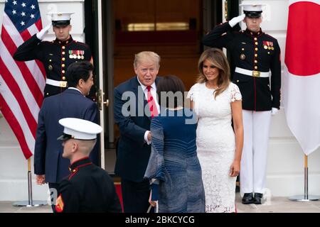 Am 26. April 2019 begrüßten Präsident Donald J. Trump und First Lady Melania Trump den japanischen Premierminister Shinzo Abe und seine Frau Akie Abe im Weißen Haus zu einem diplomatischen Besuch. Stockfoto