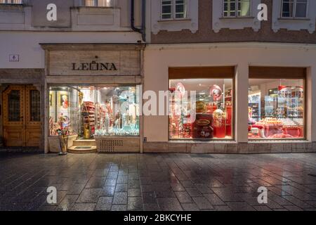 Feb 3, 2020 - Salzburg, Österreich: Bonbon-Boutique in der getreidegasse am regnerischen Abend Stockfoto