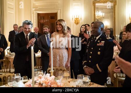 First Lady Melania Trump erhält Applaus, als sie am Mittwoch, dem 1. Mai 2019, zum Nationalen Gebetstag im Staatsspeisesaal des Weißen Hauses eintrifft. Abendessen am Nationalen Gebetstag Stockfoto