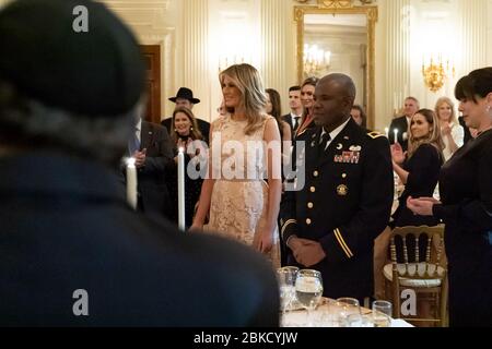 First Lady Melania Trump erhält Applaus, als sie am Mittwoch, dem 1. Mai 2019, zum Nationalen Gebetstag im Staatsspeisesaal des Weißen Hauses eintrifft. Abendessen am Nationalen Gebetstag Stockfoto