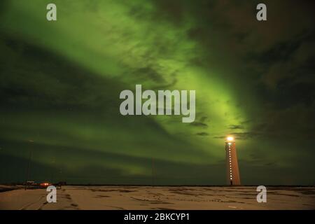 Aurora über dem Leuchtturm auf Gardskagi, Keflavik Island Stockfoto