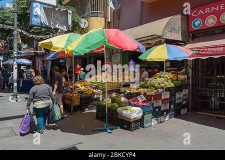 Obst- und Gemüsestände in der Altstadt von Valparaiso, Chile Stockfoto