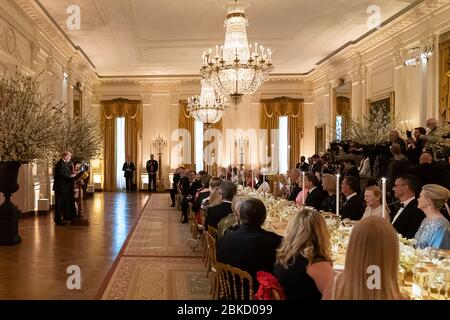 Präsident Donald J. Trump hält seine Worte und begrüßt seine Gäste am Mittwoch, den 15. Mai 2019, während des White House Historical Association Dinners im East Room des Weißen Hauses. Abendessen Mit Dem White House Historical Association Stockfoto