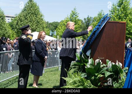 Präsident Donald J. Trump nimmt am 38. Jährlichen Nationalen Friedensoffiziersgedenkendienst am Mittwoch, 15. Mai 2019, im US-Kapitol in Washington, D.C. 38. Jährlichen Nationalen Friedensoffiziersgedenkendienst Teil Stockfoto