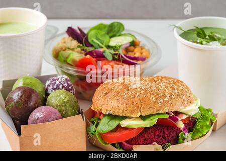 Vegane Mitnahme Essen Lieferung. Set von Boxen, Behältern und Tassen mit gesunden veganen Ernährung Essen und Trinken. Restaurant-Menü zum Mitnehmen Stockfoto