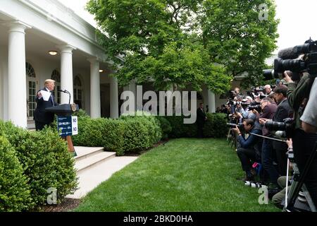Am 22. Mai 2019 hielt Präsident Donald J. Trump im Rosengarten des Weißen Hauses nach einem Treffen mit den Demokraten des Kongresses eine Rede. Stockfoto