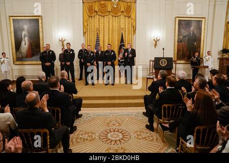Am 22. Mai 2019 überreichte Präsident Donald J. Trump die Tapferkeitsmedaille für den Public Safety Officer der Polizei in Azusa, Kalifornien, bei einer Zeremonie im East Room des Weißen Hauses, in der er ihre Tapferkeit und ihren Dienst würdigte. Stockfoto