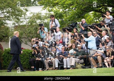 Präsident Donald J. Trump spricht am Montag, den 20. Mai 2019, mit Pressemitgliedern über den South Lawn des Weißen Hauses, bevor er an Bord von Marine One ging, um seine Reise nach Pennsylvania zu beginnen. Präsident Trump verlässt das Weiße Haus Stockfoto