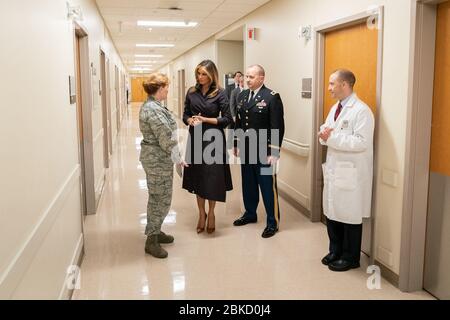 First Lady Melania Trump trifft medizinisches Personal im Walter Reed National Medical Center Mittwoch, 22. Mai 2019, in Bethesda, MD. First Lady Melania Trump besucht das Walter Reed National Medical Center Stockfoto