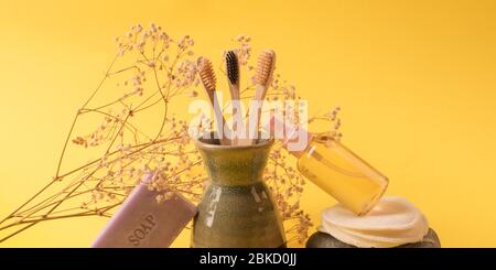 Null Abfall Schönheitspflege Produkte auf gelb Stockfoto