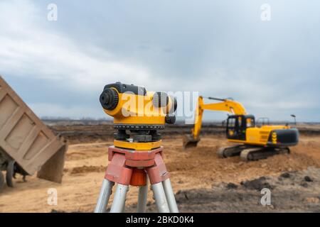 Landvermesser Ausrüstung Siebenkämpferin oder Theodolit im Freien auf Baustelle Stockfoto