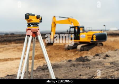 Landvermesser Ausrüstung Siebenkämpferin oder Theodolit im Freien auf Baustelle Stockfoto