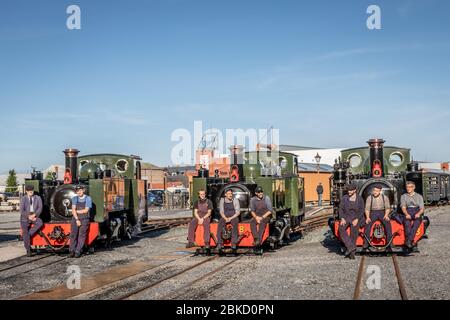 GWR 2-6-2 No. 7, No. 8 und No. 1213 stehen mit ihren Fahrern während des Steam Festival Wochenendes auf der Vale of Rheidol Railway in Aberystwyth Stockfoto