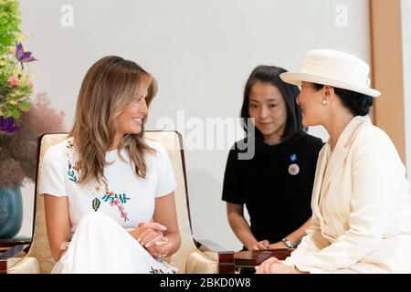 First Lady Melania Trump trifft sich am Montag, den 27. Mai 2019, während eines Staatsaufrufs an den Kaiserpalast in Tokio mit der japanischen Kaiserin Masako. Präsident Trump und First Lady Melania Trump im Kaiserpalast Stockfoto