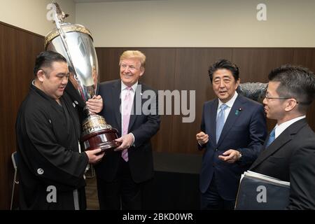 Am 27. Mai 2019 nahm Präsident Donald Trump in Begleitung des japanischen Premierministers Shinzo Abe an der Sumo Grand Championship im Ryogoku Kokugikan Stadium in Tokio Teil, wo sie an der Trophäenpräsentation teilnahmen. Stockfoto