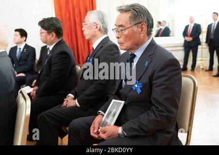 Präsident Donald J. Trump hört zu, wie Familien von Entführten Nordkoreas am Montag, den 27. Mai 2019, in Tokio Fotos von ihren Angehörigen zeigen und von ihnen erzählen. Präsident Trump im Akasaka Palast Stockfoto