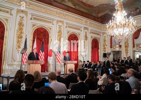 Am 27. Mai 2019 nahm Präsident Donald J. Trump an einer gemeinsamen Pressekonferenz mit dem japanischen Premierminister Shinzo Abe im Akasaka-Palast in Tokio Teil, bei der er sich auf die Stärkung der Beziehungen zwischen den USA und Japan konzentrierte. Stockfoto
