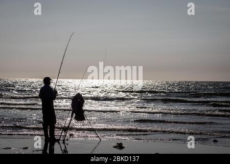 Fischer am Strand von Borth, Ceredigion, Wales, Großbritannien Stockfoto