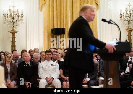 Die Gäste hören zu, wie Präsident Donald J. Trump am Empfang zu Ehren der Gold Star-Familien am Freitag, den 31. Mai 2019, im East Room des Weißen Hauses seine Worte hält. F20190531AH-0337 Stockfoto