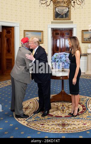 Präsident Donald J. Trump, zusammen mit First Lady Melania Trump, umarmt am Freitag, den 31. Mai 2019, ein Familienmitglied des Gold Star im Blauen Raum des Weißen Hauses. Der Präsident und die First Lady beim Empfang der Gold Star Families Stockfoto