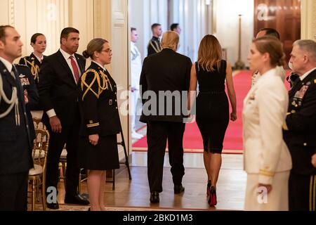 Präsident Donald J. Trump und First Lady Melania Trump gehen am Freitag, den 31. Mai 2019, zu Ehren der Gold Star-Familien im Ostraum des Weißen Hauses von einem Empfang ab. Der Präsident und die First Lady beim Empfang der Gold Star Families Stockfoto