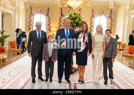 Präsident Donald J. Trump und First Lady Melania Trump posieren für ein Foto mit dem US-Botschafter in Großbritannien Woody Johnson, seiner Frau Suzanne Johnson und ihren Söhnen Montag, 3. Juni 2019, im Winfield House in London. Der Präsident und First Lady in Großbritannien Stockfoto