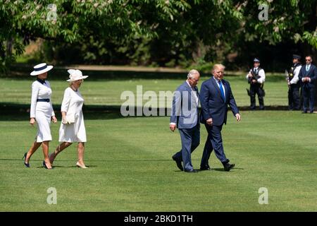 Präsident Donald J. Trump und First Lady Melania Trump gehen am 3. Juni 2019 während eines königlichen Besuchs mit Prinz Charles und Camilla, Herzogin von Cornwall, über den Rasen des Buckingham Palace. Stockfoto