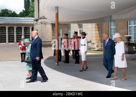 Präsident Donald J. Trump, First Lady Melania Trump und die britische Königin Elizabeth II. Nehmen in Begleitung des Prinzen von Wales und der Herzogin von Cornwall am Montag, den 3. Juni 2019, an einer Begrüßungszeremonie im Buckingham Palace in London Teil. Präsident Trump und First Lady Melania Trumps Reise nach Großbritannien Stockfoto