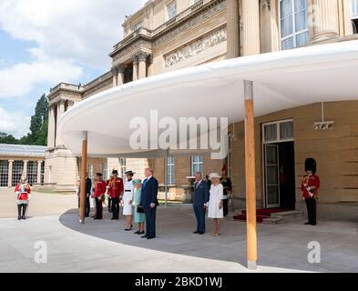 Präsident Donald J. Trump, First Lady Melania Trump und die britische Königin Elizabeth II. Nehmen in Begleitung des Prinzen von Wales und der Herzogin von Cornwall am Montag, den 3. Juni 2019, an einer Begrüßungszeremonie im Buckingham Palace in London Teil. Präsident Trump und First Lady Melania Trumps Reise nach Großbritannien Stockfoto