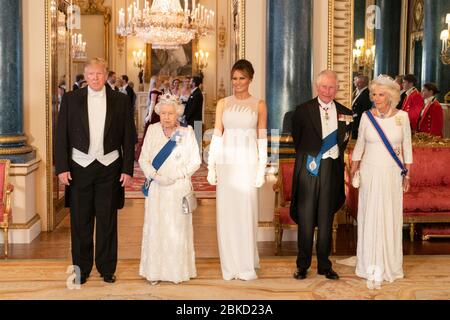 Präsident Donald J. Trump und First Lady Melania Trump posieren für ein Foto mit der britischen Königin Elizabeth II., dem Prinzen von Wales und der Herzogin von Cornwall am Montag, den 3. Juni 2019, bevor sie an einem Staatsbankett im Buckingham Palace in London teilnehmen. Präsident Trump und First Lady Melania Trumps Besuch im Vereinigten Königreich Stockfoto