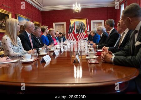 Am 4. Juni 2019 hält Präsident Donald Trump im Londoner St. James's Palace einen Rundtisch mit der britischen Premierministerin Theresa May ab, um über die Handels- und Wirtschaftszusammenarbeit zwischen den USA und Großbritannien zu diskutieren. Stockfoto