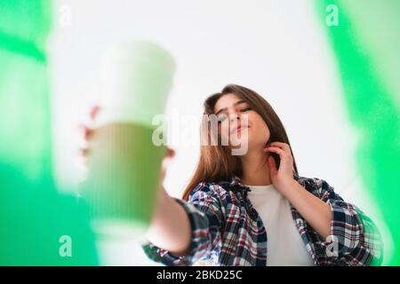 Blick von unten. Frau wirft Karton Müll in einem speziell für Karton Papierkorb entworfen Stockfoto