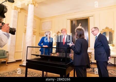 Am 4. Juni 2019 sahen sich Präsident Trump, die britische Premierministerin Theresa May und ihr Ehemann Philip May eine ausgestellte Kopie der Unabhängigkeitserklärung in der Downing Street 10 an, die die anhaltenden Beziehungen zwischen den USA und Großbritannien feierte Stockfoto