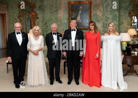 Präsident Donald J. Trump und First Lady Melania Trump posieren für ein Foto mit dem Prinzen von Wales, der Herzogin von Cornwall, dem US-Botschafter im Vereinigten Königreich Woody Johnson und seiner Frau, Frau Suzanne Johnson Dienstag, 4. Juni 2019, im Winfield House in London. Der Präsident und First Lady in Großbritannien Stockfoto