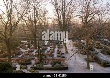 Berlin, Deutschland 25. Mai 2018: Deutscher Friedhof im Morgennebel Stockfoto