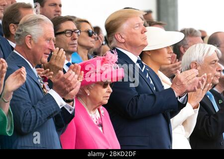 Präsident Donald J. Trump und First Lady Melania Trump applaudieren zusammen mit der britischen Königin Elizabeth II., dem Prinzen von Wales und anderen führenden Persönlichkeiten der Welt während einer nationalen Gedenkveranstaltung am 5. Juni 2019 im Southsea Common in Portsmouth, England. Der Präsident und First Lady in Großbritannien Stockfoto