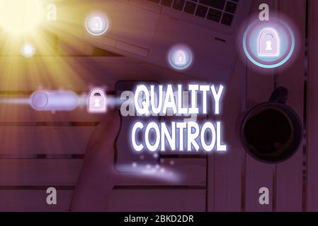 Textschild mit der Qualitätsüberwachung. Geschäftstext mit Fotos Versichern Sie, dass das Produkt oder die Dienstleistung gemäß den Standards verkauft wird Stockfoto