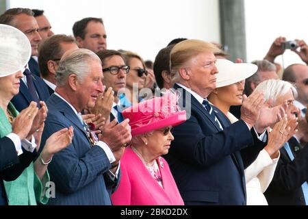 Präsident Donald J. Trump und First Lady Melania Trump applaudieren zusammen mit der britischen Königin Elizabeth II., dem Prinzen von Wales und anderen führenden Persönlichkeiten der Welt während einer nationalen Gedenkveranstaltung am 5. Juni 2019 im Southsea Common in Portsmouth, England. Der Präsident und First Lady in Großbritannien Stockfoto