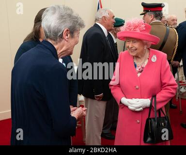 Die britische Königin Elizabeth II. Trifft sich zusammen mit Präsident Donald J. Trump mit Veteranen des Zweiten Weltkriegs und ihren Familien während eines D-Day National Commemorative Event am Mittwoch, den 5. Juni 2019, im Southsea Common in Portsmouth, England. Präsident Trump nimmt an einem nationalen Gedenkereignis zum D-Day Teil Stockfoto